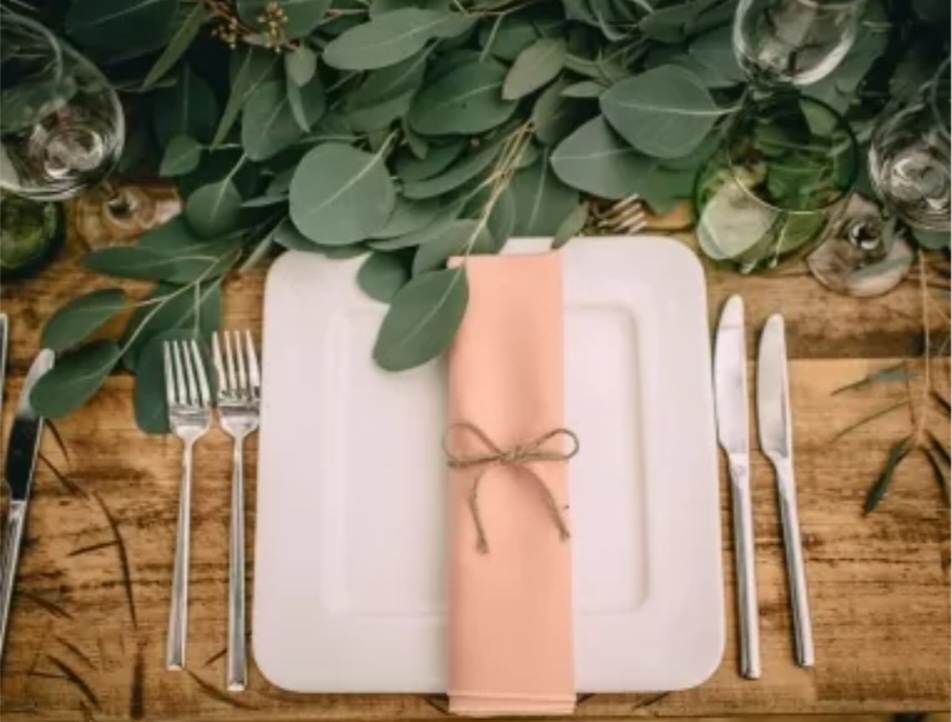 peach-and-green-place-setting-for-a-rustic-summer-wedding-theme